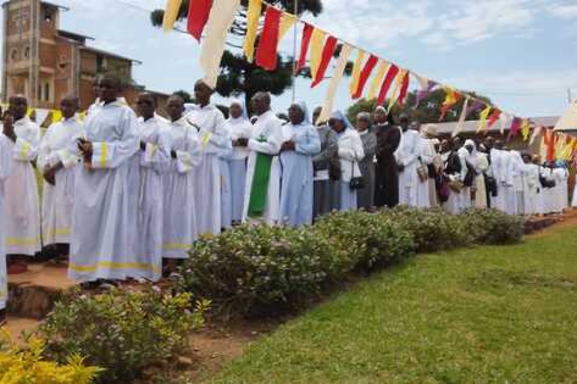 RUTANA : JOURNEE DES CONSACRES : TEL UN VASE AUX FLEURS MUTICOLORES